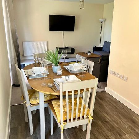 Spacious 2-Bedroom House With Free Parking Chatham  Luaran gambar