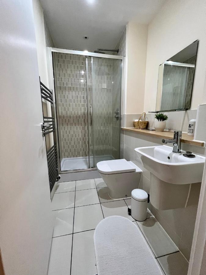 Spacious 2-Bedroom House With Free Parking Chatham  Luaran gambar