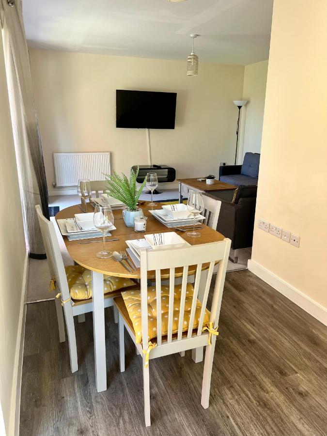 Spacious 2-Bedroom House With Free Parking Chatham  Luaran gambar