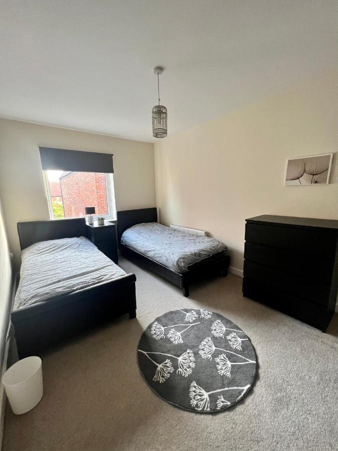 Spacious 2-Bedroom House With Free Parking Chatham  Luaran gambar