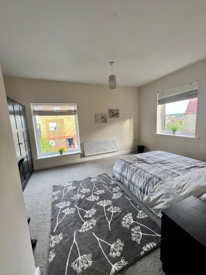Spacious 2-Bedroom House With Free Parking Chatham  Luaran gambar