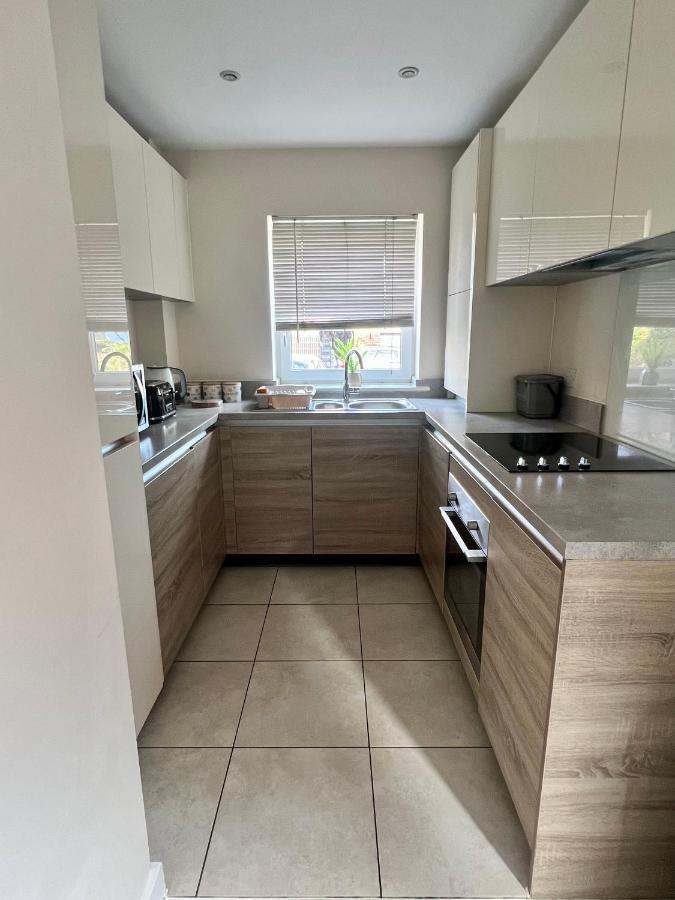Spacious 2-Bedroom House With Free Parking Chatham  Luaran gambar