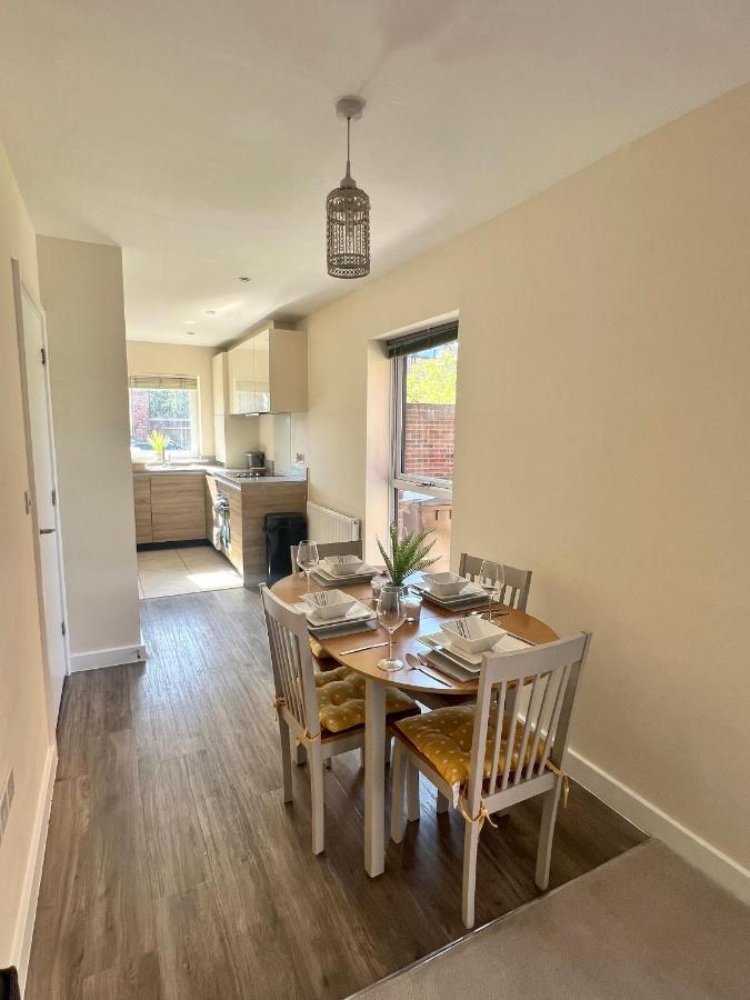 Spacious 2-Bedroom House With Free Parking Chatham  Luaran gambar
