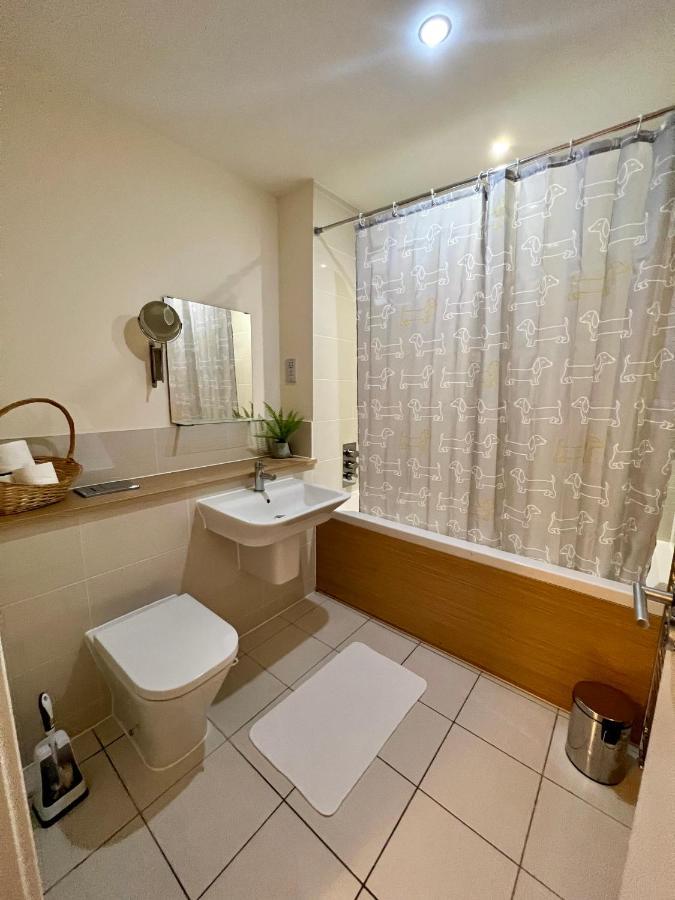Spacious 2-Bedroom House With Free Parking Chatham  Luaran gambar