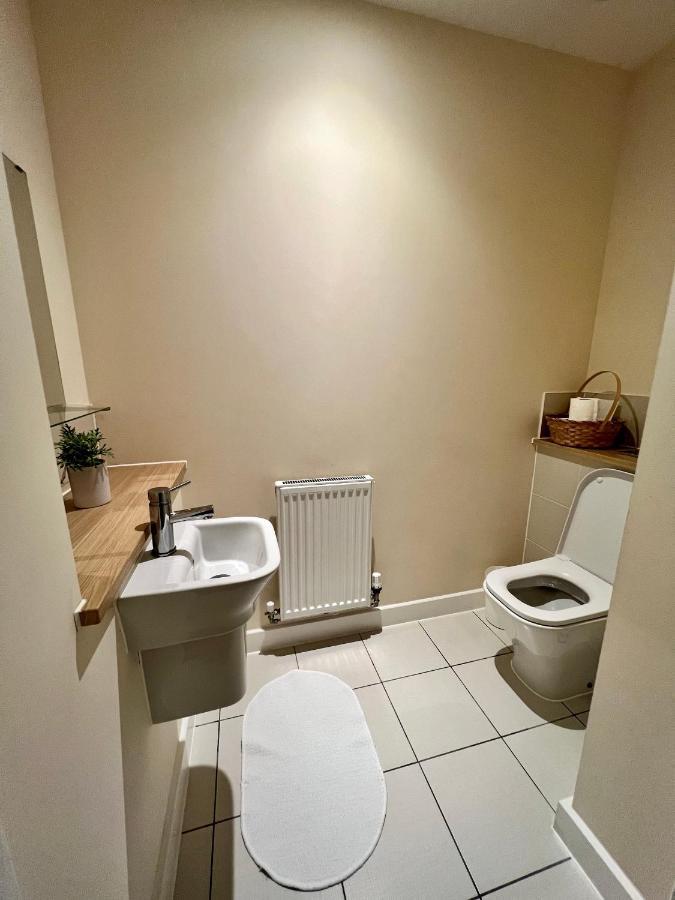 Spacious 2-Bedroom House With Free Parking Chatham  Luaran gambar